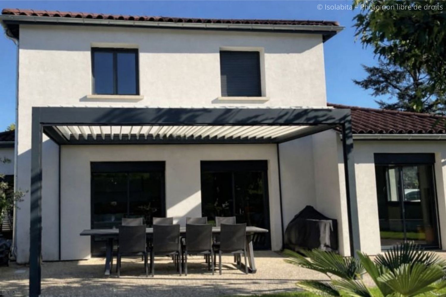 Rénovation énergétique globale (isolation thermique par extérieur (ITE), remplacement des menuiseries, isolation des combles, pose d'une VMC, pose de volets roulants et BSO, pose d'une pergola bioclimatique) sur une villa à Mions (69780)