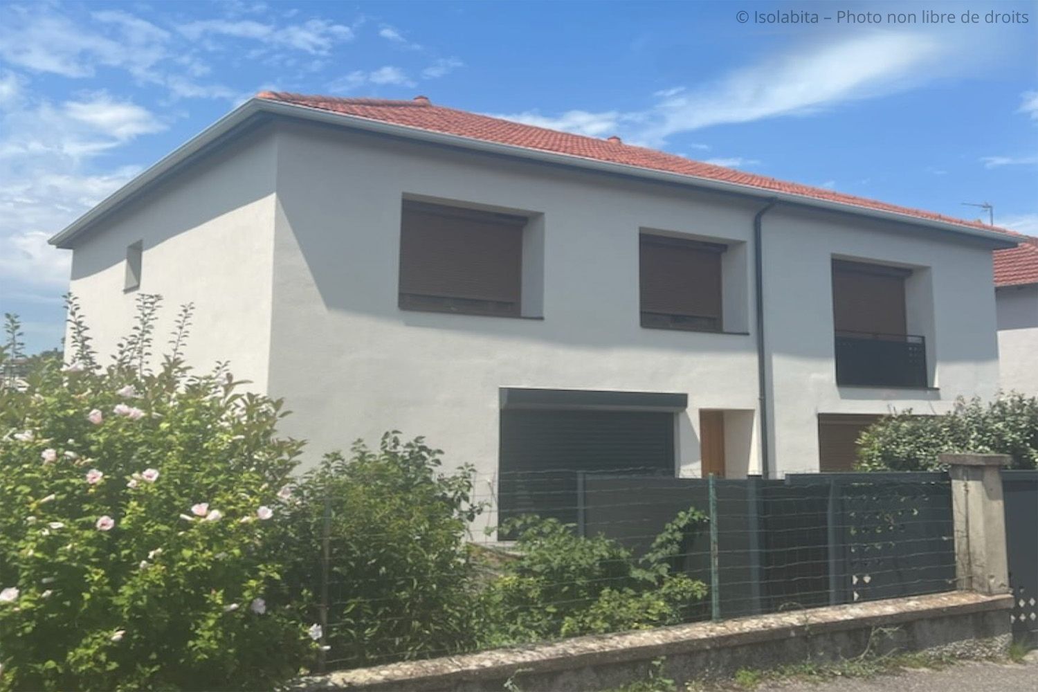 Après réalisation d'une isolation thermique par l'extérieur (ITE) en fibre de bois sur une villa à Bron (69500).