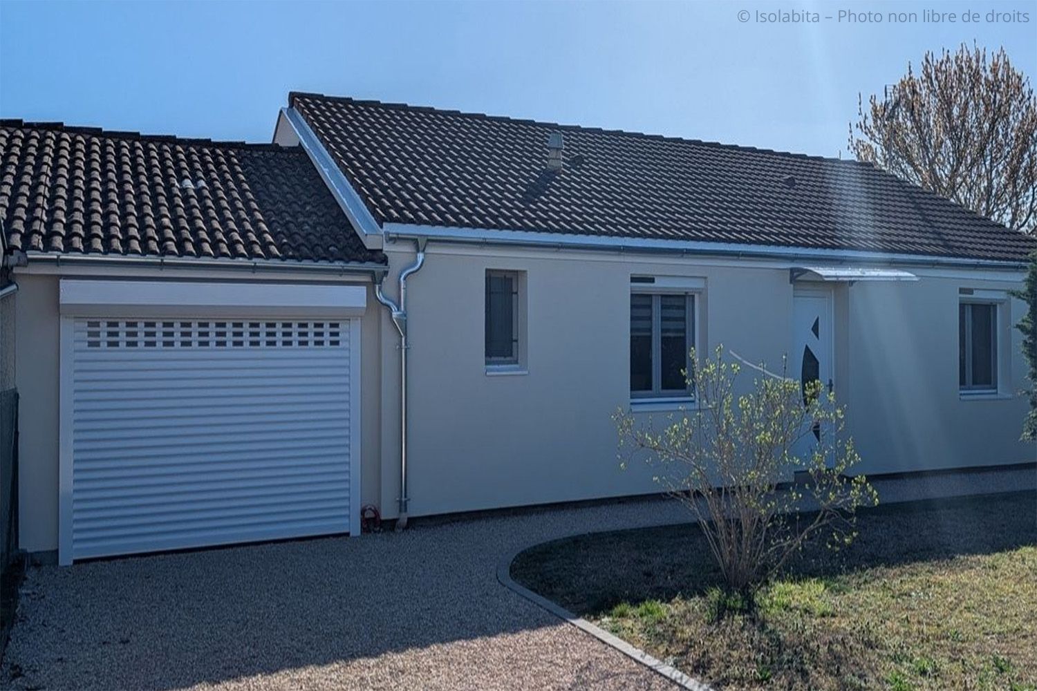 Isolation thermique par l'extérieur (ITE), pose de volets roulants solaire et pose d'une porte de garage enroulable isolante