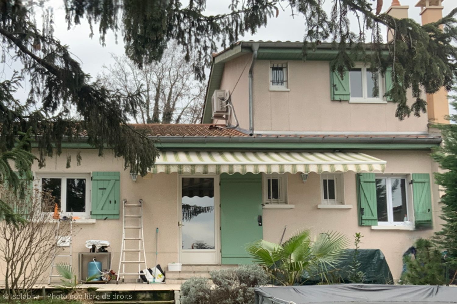 Avant travaux d'isolation par extérieur (ITE) dans le cadre d'une rénovation énergétique globale d'une villa à Vénissieux (69200)
