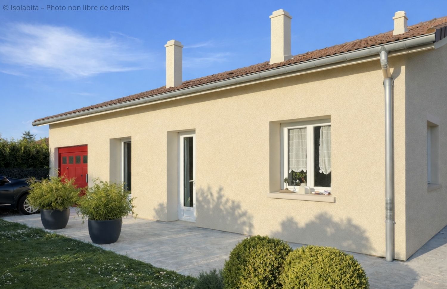Maison après isolation thermique par l’extérieur avec enduit finition à Saint-Quentin-Fallavier